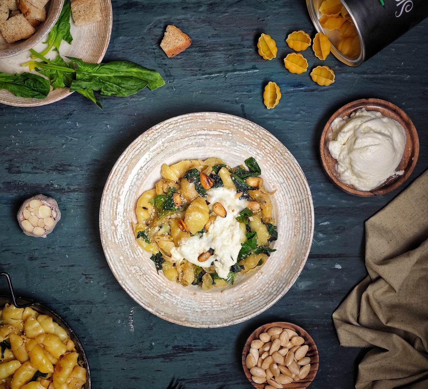 مكرونة بالسبانخ واللوز وجبنة البوراتا - Eat Good